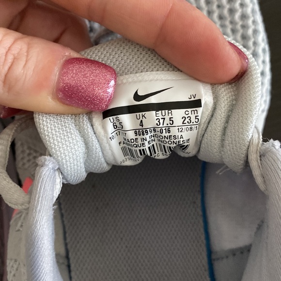 Gently Used Women’s Nike Sneakers - Picture 4 of 5